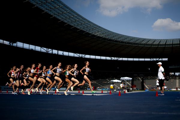 1500m Finale mit: Hanna Klein (LAV Stadtwerke Tuebingen), Katharina Trost (LG Stadtwerke Muenchen), Vera Coutellier (ASV Koeln), Caterina Granz (LG Nord Berlin), Nele Wessel (Eintracht Frankfurt e.V.), Fabiane Meyer (TV Westfalia Epe), Rahel Broemmel (LG Olympia Dortmund), Leandra Lorenz (RSV Eintracht Berlin), Esther Jacobitz (ASV Koeln), Marie Proepsting (VfL Eintracht Hannover), Marie Burchard (SC DHfK Leipzig e.V.), Svenja Sommer (Eintracht Frankfurt e.V.)  waehrend der deutschen Leichtathletik-Meisterschaften im Olympiastadion am 26.06.2022 in Berlin